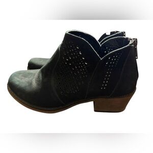 Propet Remy ankle bootie in black nubuck leather. Size 7.5. Western, cut outs.